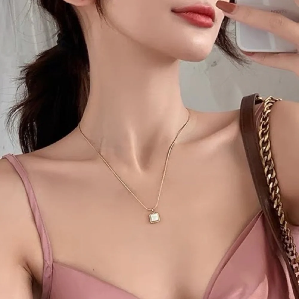 💎 BOGO‼️ Rectangle Pearl Gold Necklace - Picture 4 of 7